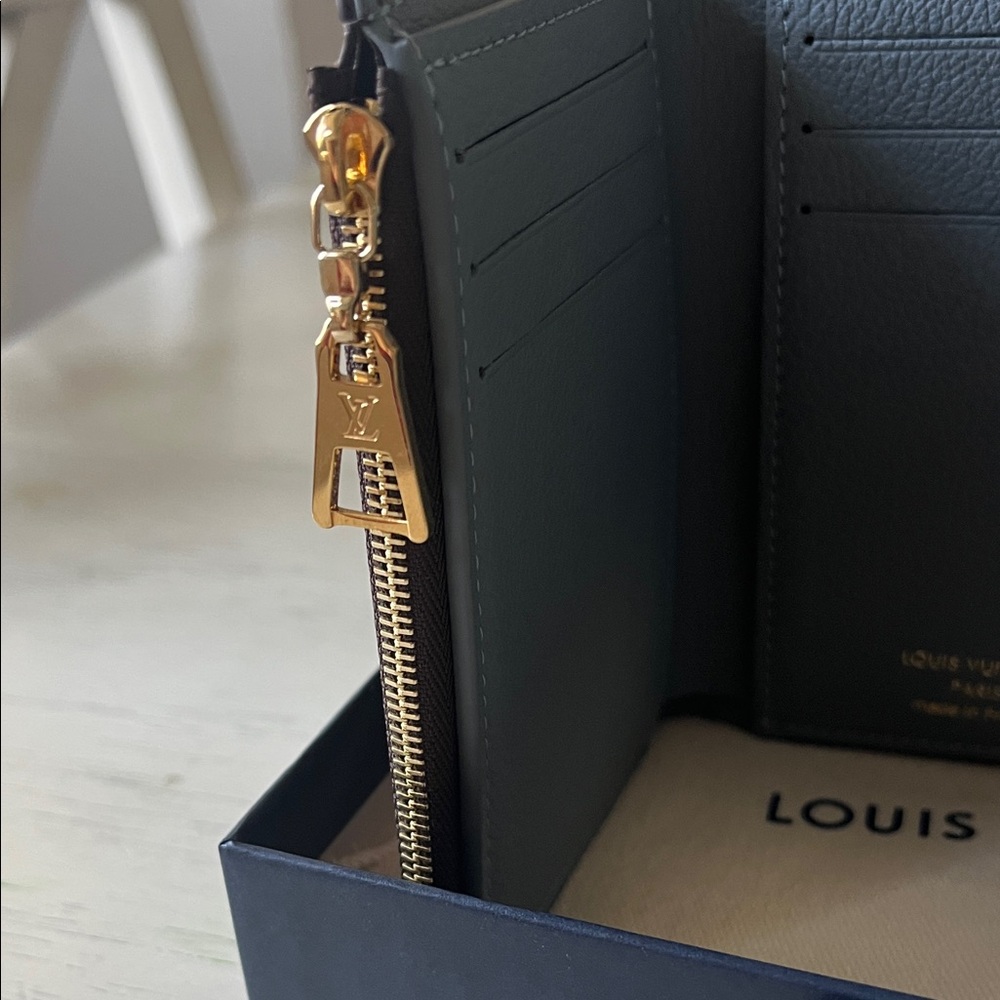 Louis Vuitton “On My Side” wallet in Greige - Picture 6 of 12